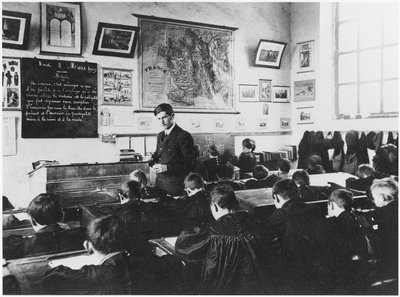 Klas in een lagere school, Orme, 2 maart 1909 door French Photographer